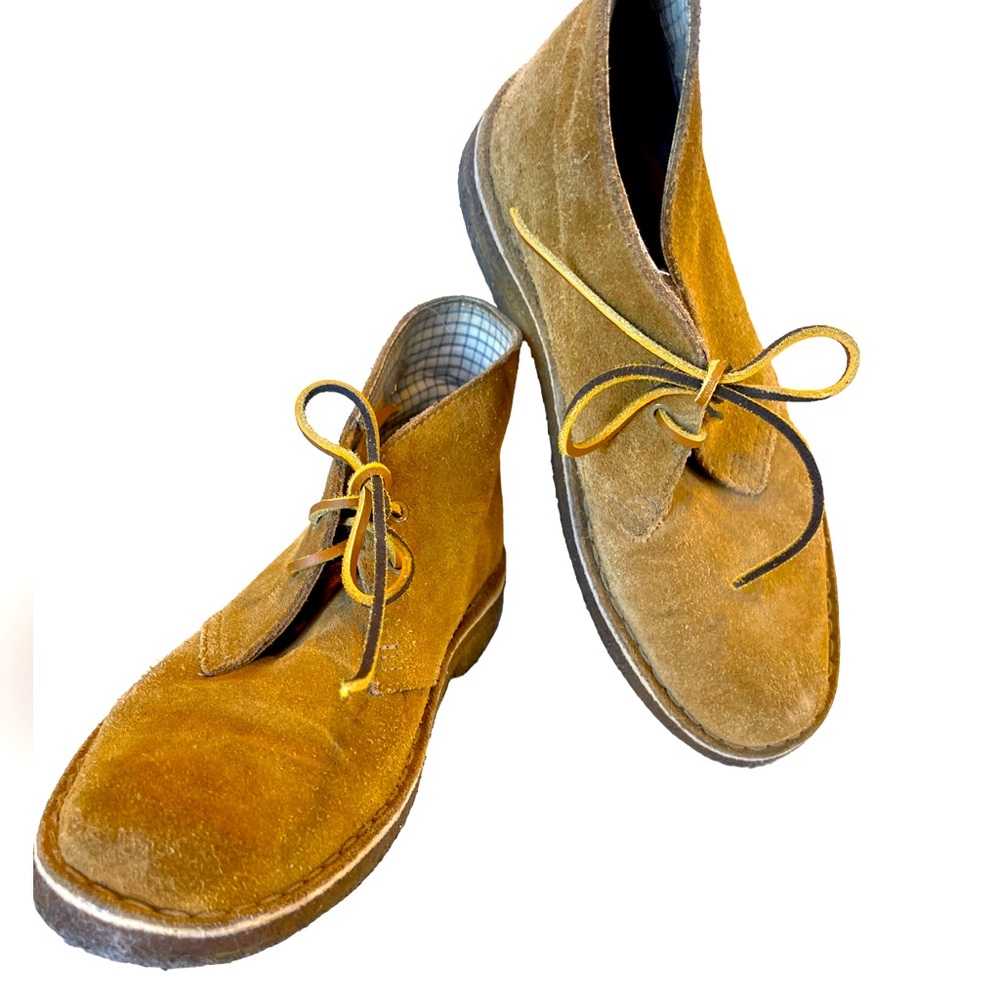 Clarks Originals Desert Boot in warm beige W-8. EXCELLENT condition.